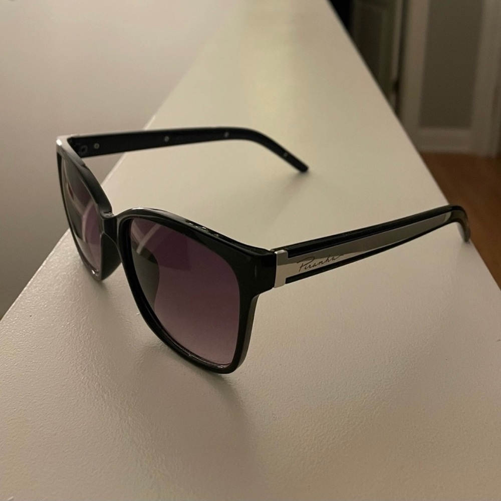 “Piranha “sunglasses for women.Color black,good condition.🕶